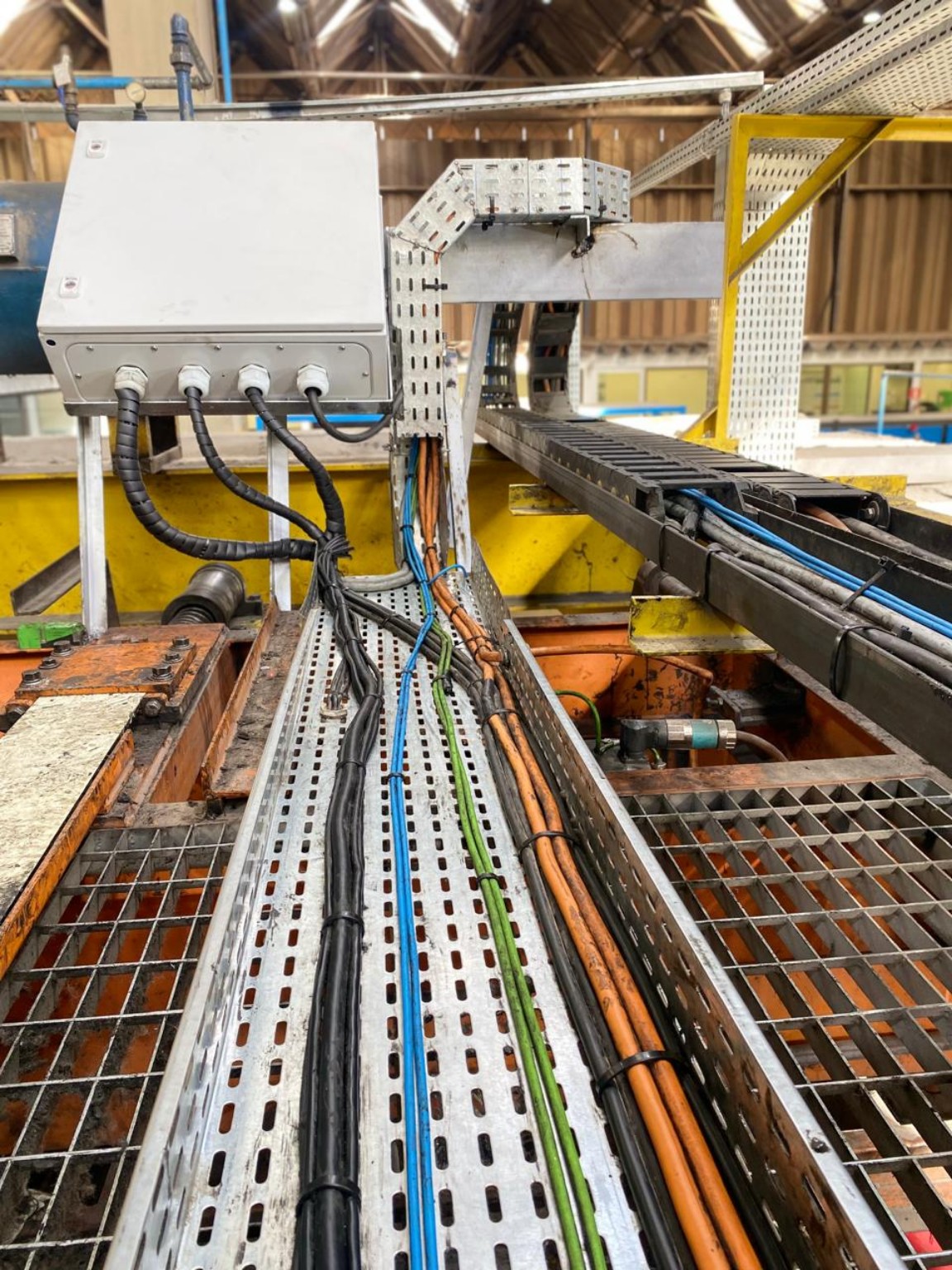 Infraestrutura de cabos instalada em ambiente industrial