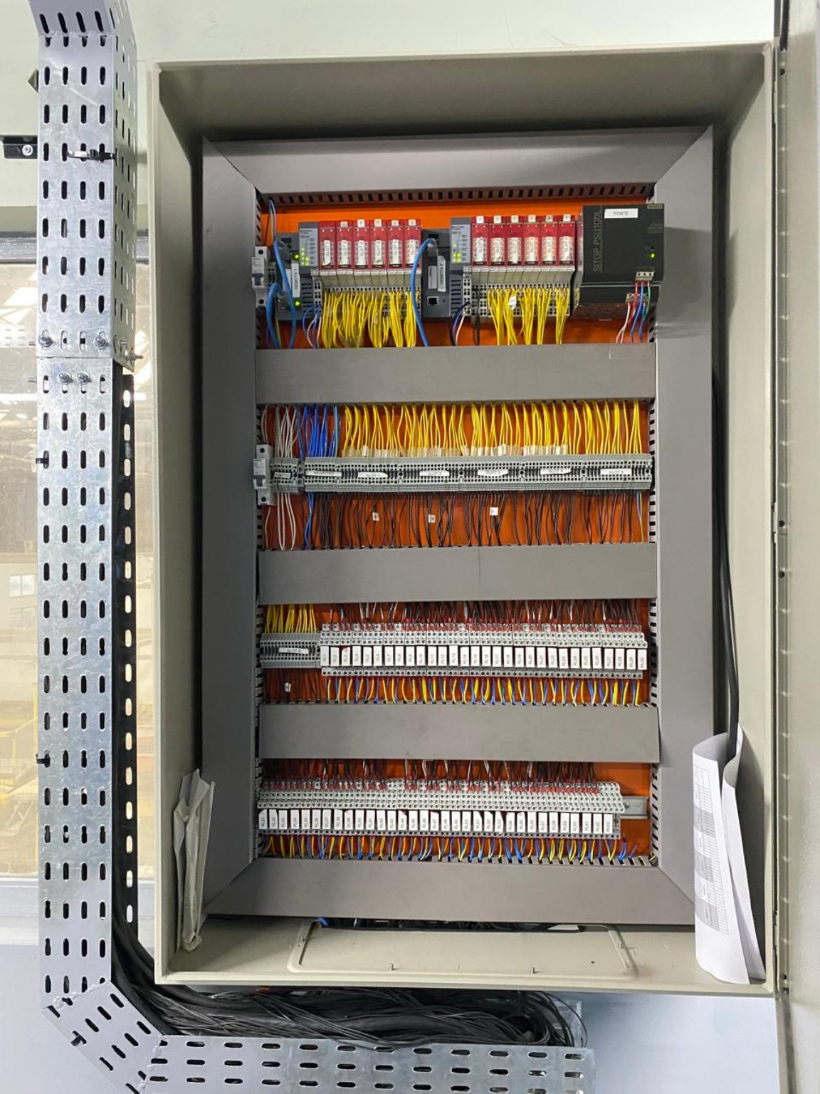 Painel industrial de automação com controladores e módulos de interface