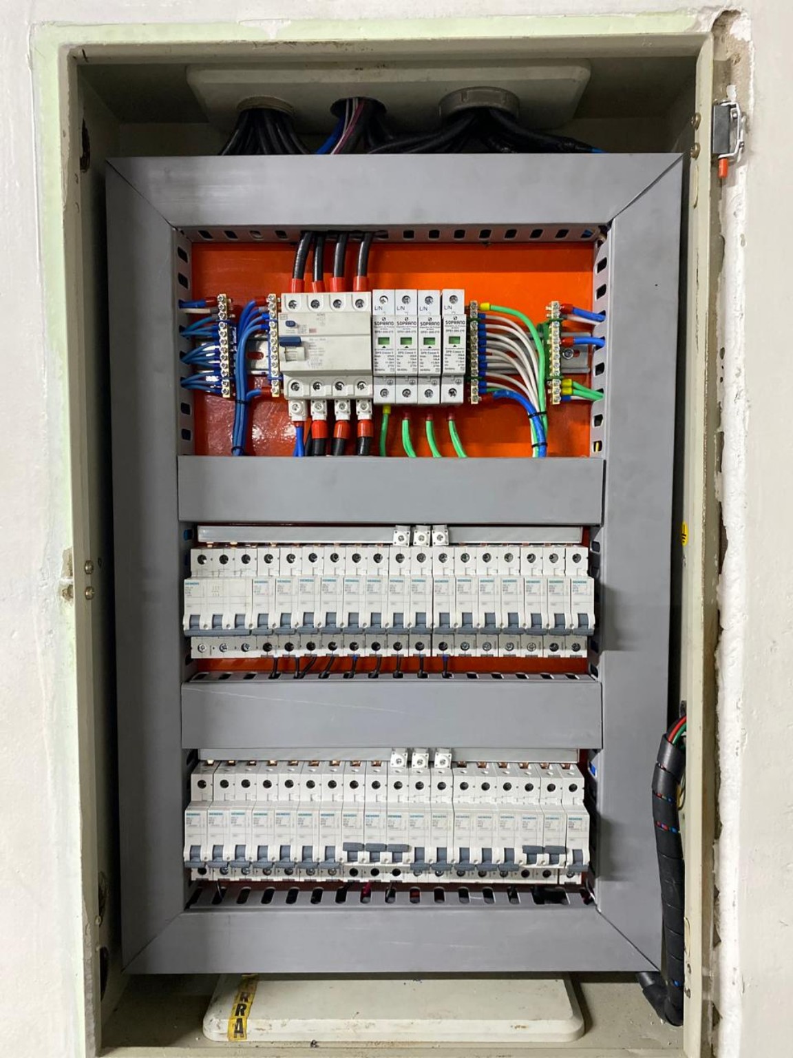Quadro de distribuição elétrica organizado e identificado
