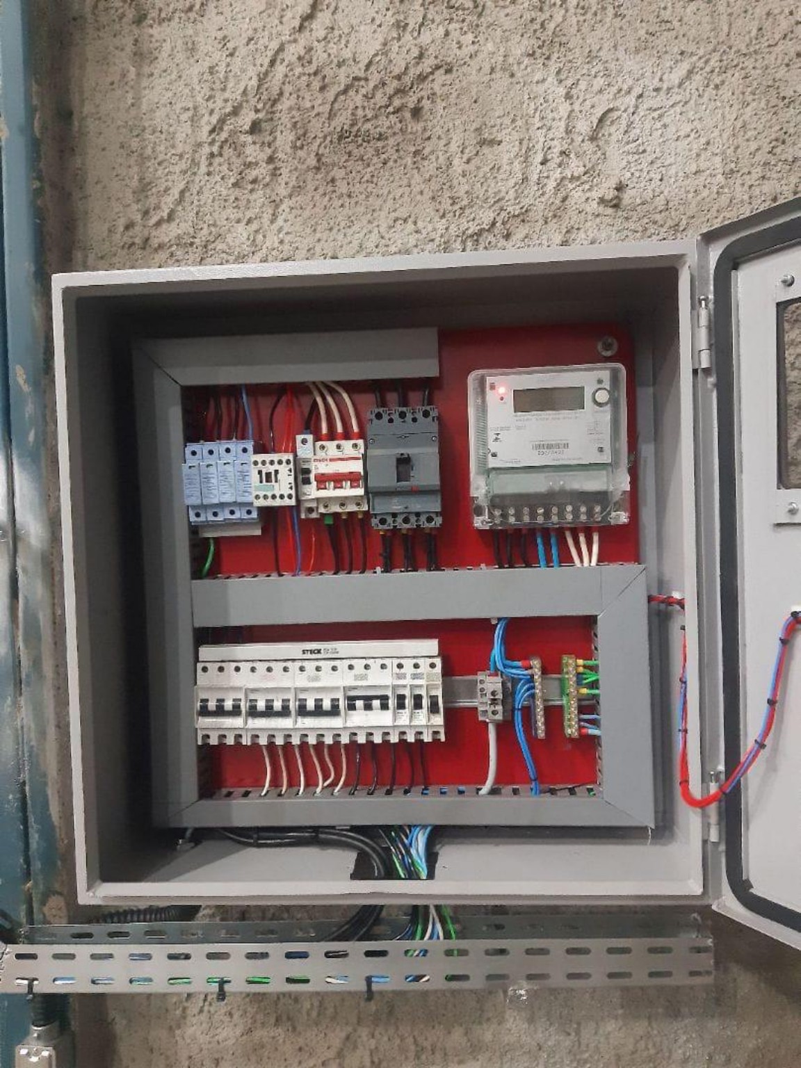 Quadro elétrico com medição e dispositivos de proteção